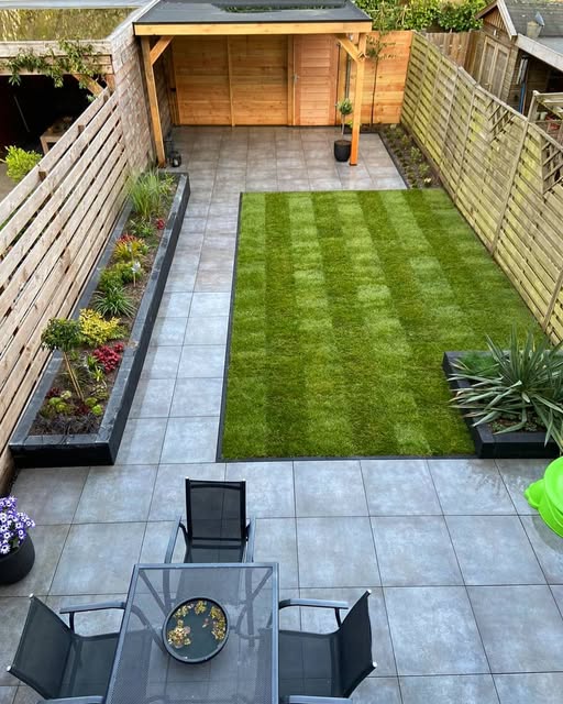 Verzorgde tuin met gazon, terras en borders