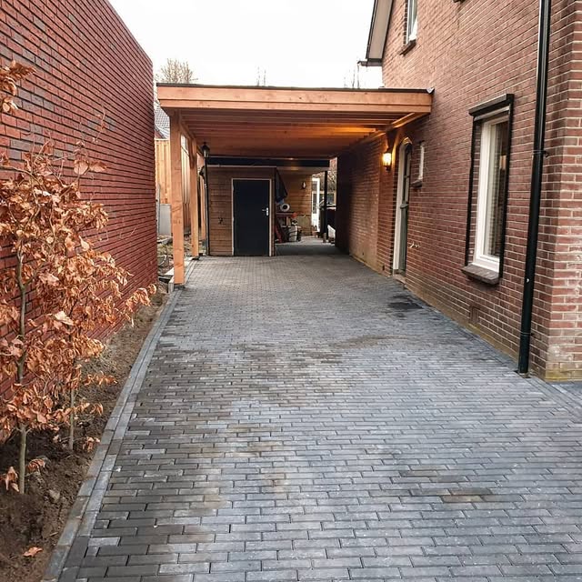 Bestrate buitenruimte met houten overkapping